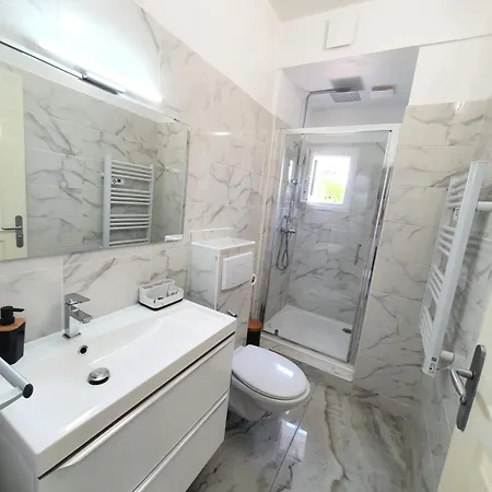 Entier Avec Grand Jardin Et Parking Wifi 6 Et Fibre